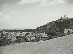 Wernigerode, Blick auf die Stadt mit Liebfrauenkirche und Schloß, von Südsüdwest am Nordabfall des Harzes zum Harzvorland