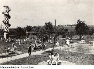 Dresden-Mockritz. Luft- und Schwimmbad. Ansicht mit Rutschturm, Spielplatz und Nichtschwimmerbecken