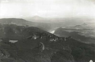 Sächsische Schweiz. Schrammsteine mit Falkenstein gegen Großen Winterberg, Rosenberg, Elbtal und Schönaer Ebenheit. Luftbild-Schrägaufnahme von Nordwest