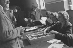 Währungsreform in den westlichen Sektoren im Juni 1948. In einer Geldausgabestelle