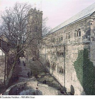 Eisenach. Wartburg, Blick in den Burghof mit Brunnen