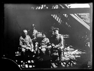 Soldaten beim Kartenspiel (Gruppenbild)