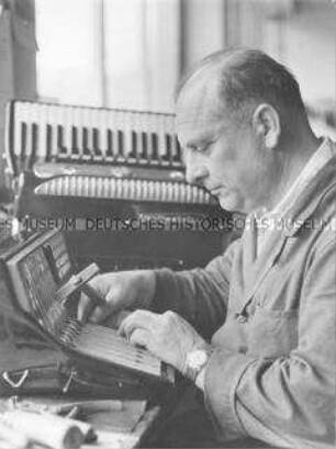 Anfertigung von Solisteninstrumenten im VEB Klingenthaler Harmonikawerke