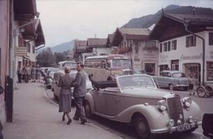 Mittenwald. Obermarkt mit Café & Konditorei "Bozner Weinstuben". Straßenszene