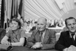 Porträt Adolf Henneckes neben Erich Honecker