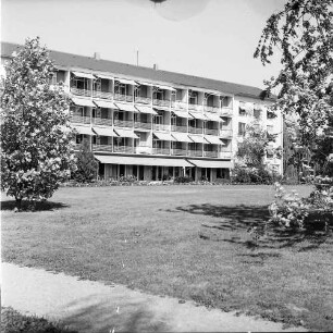 Bad Krozingen: Sanatorium Theresienbad; Außenansicht mit Markisen