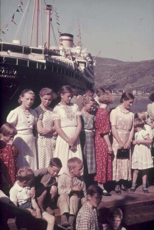 Reisefotos Norwegen. Gruppe von Kindern und Jugendlichen vor dem Passagierschiff "Patria" (1936) der Hamburg-Amerikanische Packetfahrt-Actiengesellschaft (HAPAG)