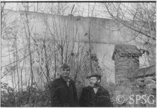 Mauerfall, Potsdam, Klein Glienicke, Grenzanlage, Personen vor Mauer.
