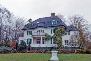 Hamburger Straße 84: traufständiges Landhaus: Gartenfront mit halbrunder Säulenveranda, Altan, Sprossenfenster mit Fensterläden: rechts Anbau: links Anbau mit Altan: davor Garten: 17. November 1998