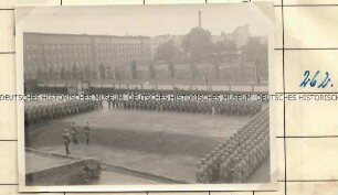 Aufmarsch einer Einheit der Ordnungspolizei auf dem Kasernenhof