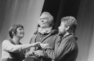 Szenenbilder aus "Die deutschen Kleinstädter", Schauspiel von August von Kotzebue. Volksbühne Berlin, 08.10.1976 (Premiere 10. Oktober 1976) : Mit Michael Gwisdek, Ursula Karusseit, Walfriede Schmitt, Werner Senftleben, Ruth Glöss, Marion van de Kamp, Wilfried Ortmann, Bodo Krämer, Erich Brauer, Harry Merkel, Klaus Mertens, Winfried Wagner, Karin Ugowski, Peter Marx