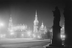 Dresden. Theaterplatz, Blick gegen die Katholische Hofkirche und Residenzschloß