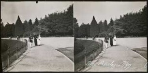 Paris. Spaziergänger am Seeufer im Bois de Boulogne