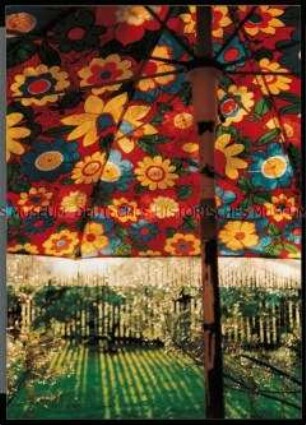 Sonnenschirmunterseite mit Blick in einen Garten (Altersgruppe bis 14)