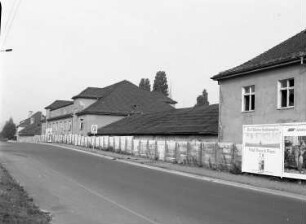 Dresden-Übigau, Klingerstraße. Pionierkaserne Übigau (1913). Kasernengebäude. Straßenansicht (Werftstraße) mit Einfriedung von Südsüdosten