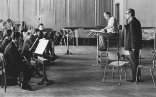 Probe zu "Essay II für Orchester" von Friedrich Goldmann (geb. 1941; rechts) mit dem Rundfunk-Sinfonieorchester Leipzig unter Leitung von Paul Dessau (1894 - 1979)