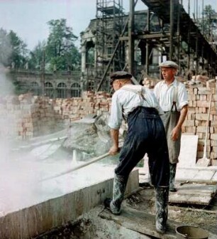 Arbeiter an der Kalkgrube beim Wiederaufbau des Dresdner Zwingers