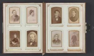 Doppelseite mit eingesteckten Cartes de visite : Familienalbum (ab 1865). Doppelseite mit eingesteckten Cartes de visite