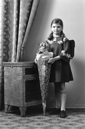 Roßwein. Schulanfängerin der Familie Döring, Ostern 1936