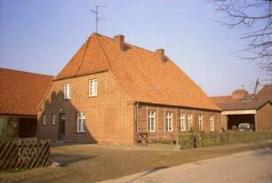 ehemaliges Gut Trenthorst-Wulmenau: Trenthorst 11: früheres Landarbeiterhaus: traufständiges Doppelwohnhaus, Straßenfront