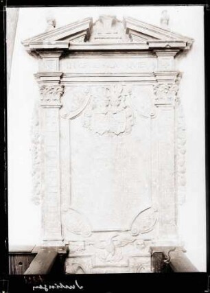 Pfarrkirche; Marmorgrabplatte der Freifrau von Freyberg