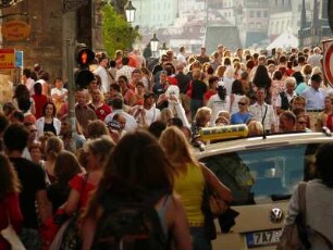 Aufgang zur Karlsbrücke, Touristengedränge