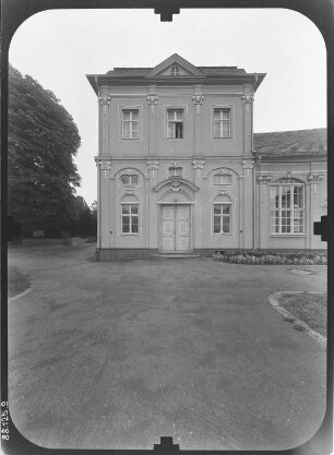 Gera-Untermhaus, Orangerieplatz 1. Orangerie (Kunstsammlung Gera, 1729-1732, 1748-1749; G. H. Krohne). Gartenseite (Teilansicht)