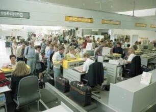 Dresden-Klotzsche, Flughafenstraße. Flughafen Dresden. Terminal 2. Check in-Schalter. Fluggäste beim Einchecken