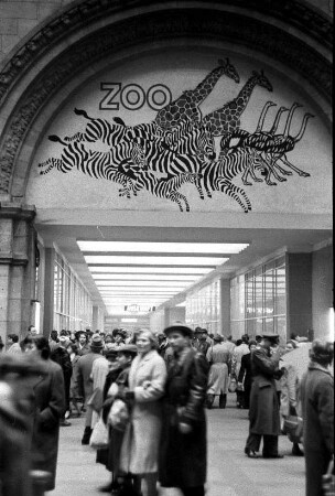 Reisende in der Bahnhofshalle des Leipziger Hauptbahnhofs