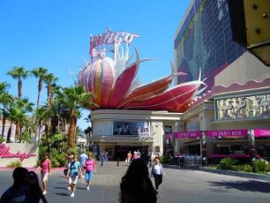 Straßenszene am Las Vegas Boulevard : Beiderseits des ca. 6 Kilometer langen Las Vegas Boulevard ("the strip") stehen die Hochhaushotels und Vergnügungsstätten der Spielerstadt, aufgenommen in Las Vegas am 9. August 2012