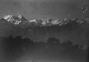 Gebirgszug : Panorama eines schneebedeckten Gebirgszugs im Tian Shan Hochgebirge