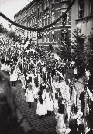 Festumzug und Schmuck zum Schulfest : Roßwein, Lommatzscher Straße mit Festumzug und Schmuck zum Schulfest