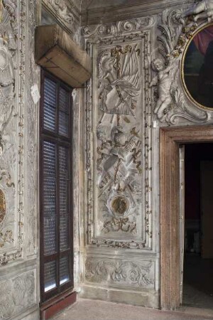 Stuckdekorationen mit Putti, Trophäen und Medaillons — Stuckfeld mit Trophäen und Medaillon