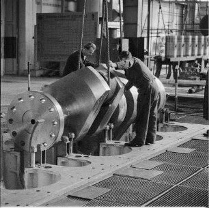 Rostock. VEB Dieselmotorenwerk Rostock. Arbeiter bei Montage einer Kurbelwelle