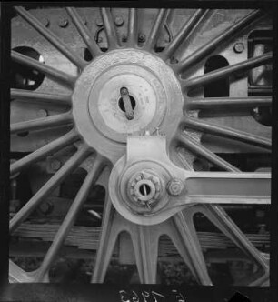 Hinteres Kuppelrad einer Dampflokomotive, Detailansicht mit Radnabe und Kuppelstange