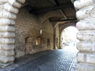 Stadtbefestigung - Stadttor (Maintor)-Durchfahrt von der Mainseite mit Zwischentoren und Schießscharten