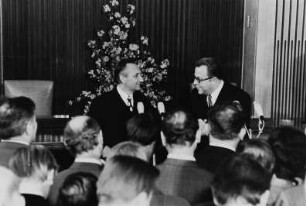 Die Staatssekretäre Egon Bahr und Michael Kohl während der Unterzeichnung den Verkehrsvertrags zwischen der DDR und der BRD