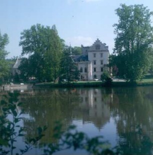 Schloss Reinhardsbrunn. Ansicht über Schloßteich, umgeben von einem Landschaftspark
