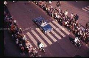 Zuschauer am Straßenrand beim Besuch von John F. Kennedy in Berlin 1963