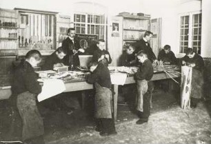 Dresden-Trachenberge, Städtische Kinderanstalten im Marienhof : Bastelarbeiten v. Zögling, Städt. Kinderanstalten, Dresden-Trachenberge, um 1912
