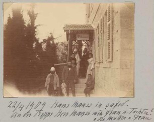 22/4 1906 Hans Maass in Safed. An der Treppe Herr Maass mit Frau u. Tochter? oder Mutter u. Frau