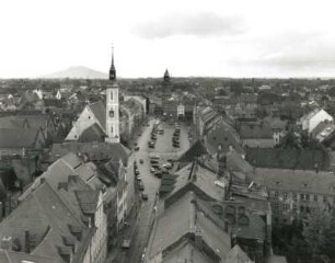 Görlitz-Altstadt. Obermarkt. Blick vom Rathausturm gegen Dreifaltigkeitskirche und Reichenbacher Turm nach Westsüdwesten zur Landeskrone