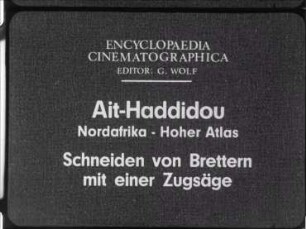 Ait-Haddidou (Nordafrika, Hoher Atlas) - Schneiden von Brettern mit einer Zugsäge