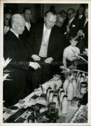 Geschenke zum 79. Geburtstag von Konrad Adenauer