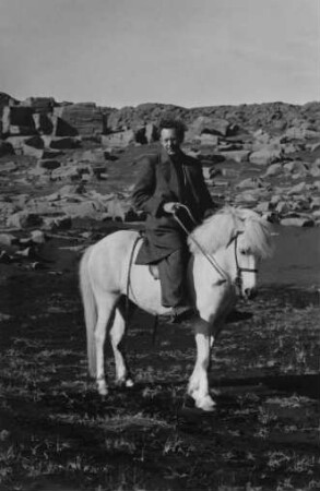 Alfred Ehrhardt auf einem Islandpony, Island