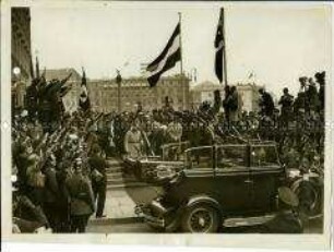 Hindenburg und Hitler nach der HJ-Kundgebung zum 1. Mai im Lustgarten