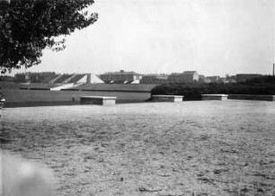Leipzig: Schwimmstadion, v. Stalinallee aus gesehen