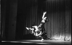 Berlin: Kabarett der Komiker; Araca Makarowa; tanzt