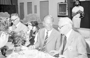 Freiburg: Festakt im Hangar; Gruppen mit Oberbürgermeister Keidel, Gen. Fuhr (3. Franz. Div.), Trachten