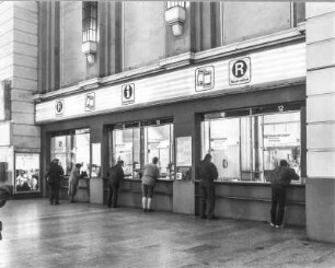 Hauptbahnhof (1893-1898; Ernst Giese, Paul Weidner). Empfangsgebäude. Schalterhalle, Teilansicht mit westlichem Schaltertrakt : Dresden-Altstadt, Am Hauptbahnhof 4. Hauptbahnhof (1893-1898; Ernst Giese, Paul Weidner). Empfangsgebäude. Schalterhalle, Teilansicht mit westlichem Schaltertrakt